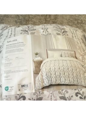 Splendid White and Gray Botanical Comforter Set